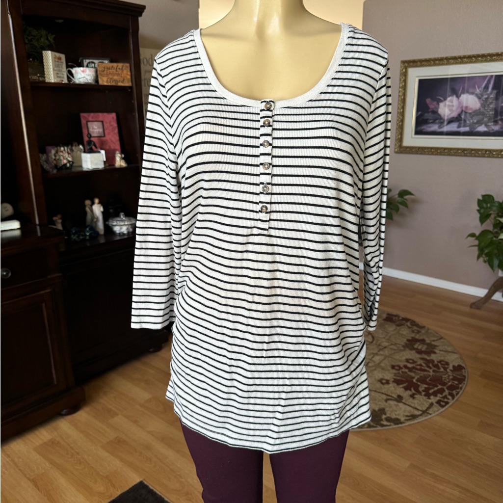Old Navy Black & White 3/4 Sleeve Top-Size-Xl